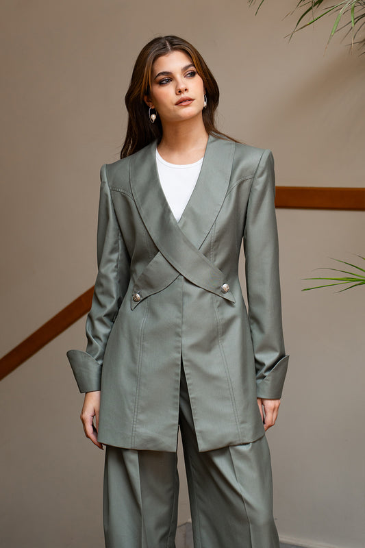 MONOGAMY BLAZER.– SAGE