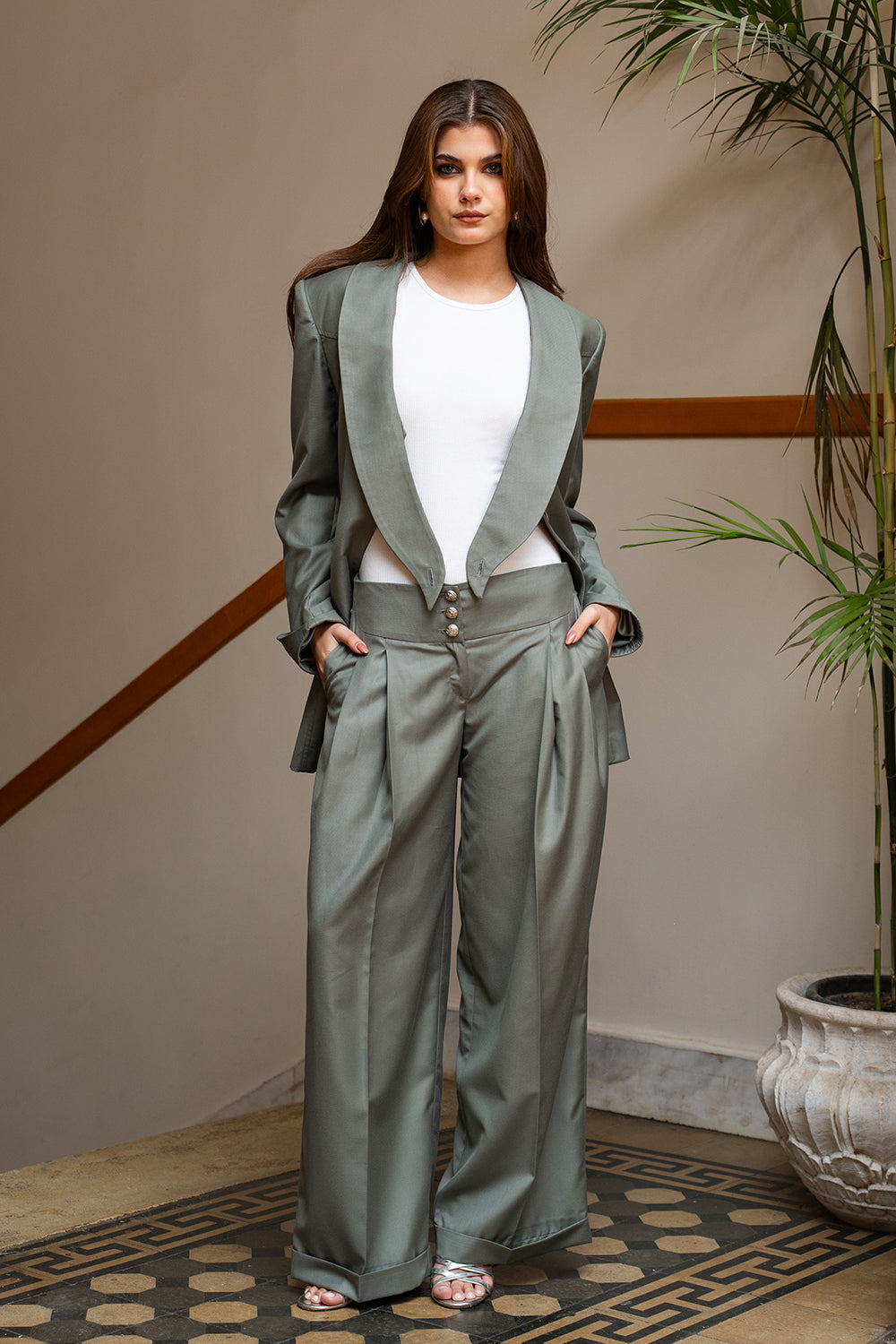 MONOGAMY BLAZER.– SAGE