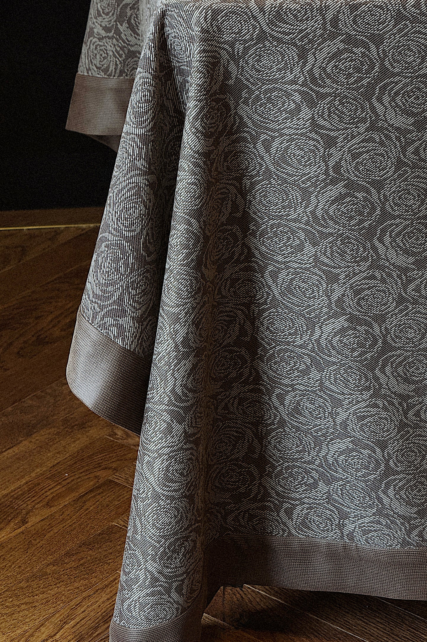 BEIGE PLUME TABLE CLOTH