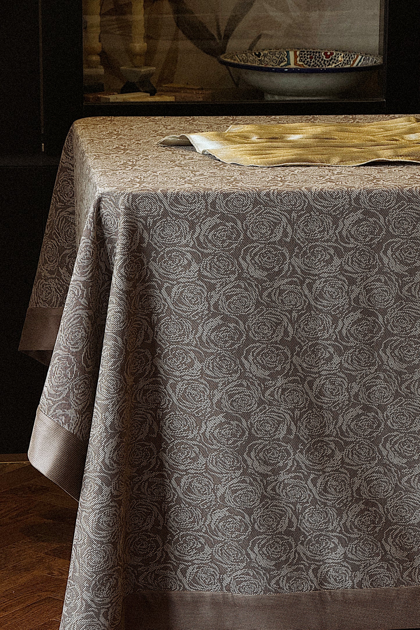 BEIGE PLUME TABLE CLOTH
