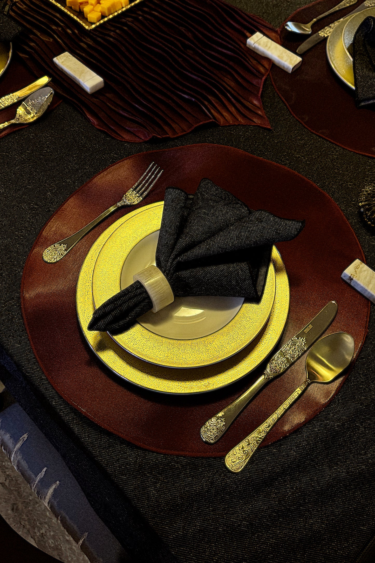 DARK SWANFOLD NAPKIN